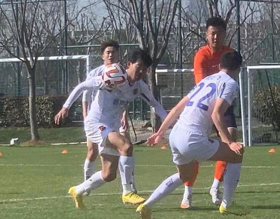 双腿吊起乳夹女仆调教